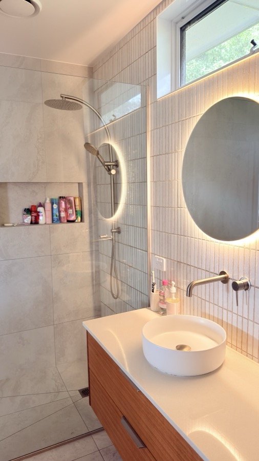 Ensuite bathroom after a FYS Cleaning Services clean, Brisbane home